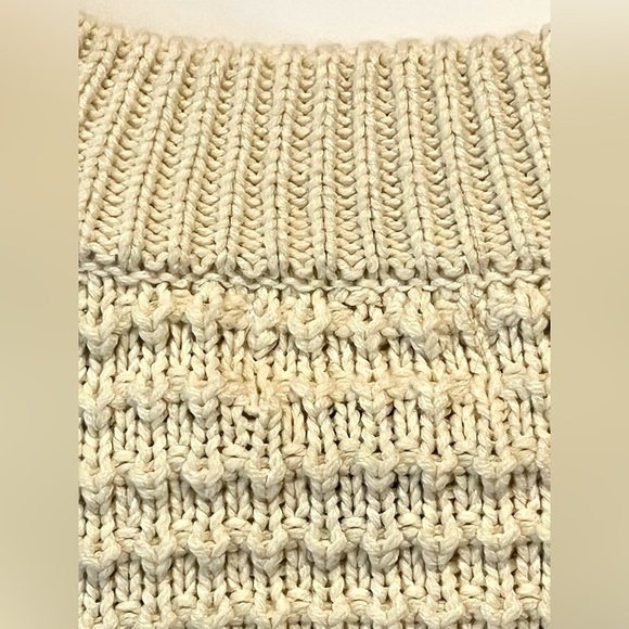 Universal Thread Women’s Cream Knit Warm Cozy Sweater Size Small - Picture 12 of 14